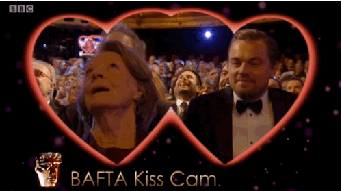 Леонардо Ди Каприо застенчиво поцеловал Мэгги Смит под всеобщее ликование