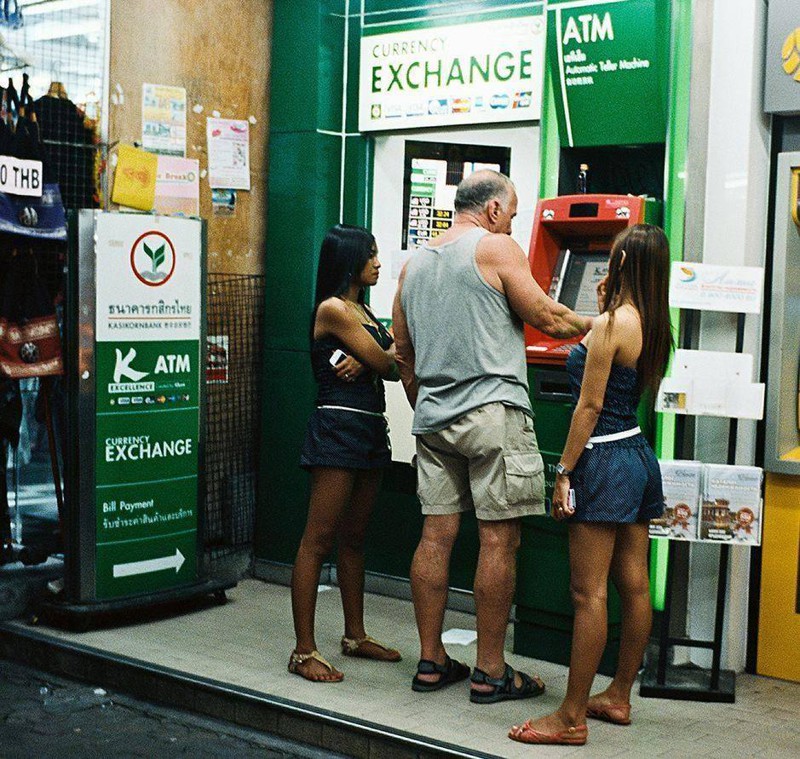 Вот та самая оригинальная фотография, с которой всё началось: “Man Withdraws Cash From ATM In Thailand”.