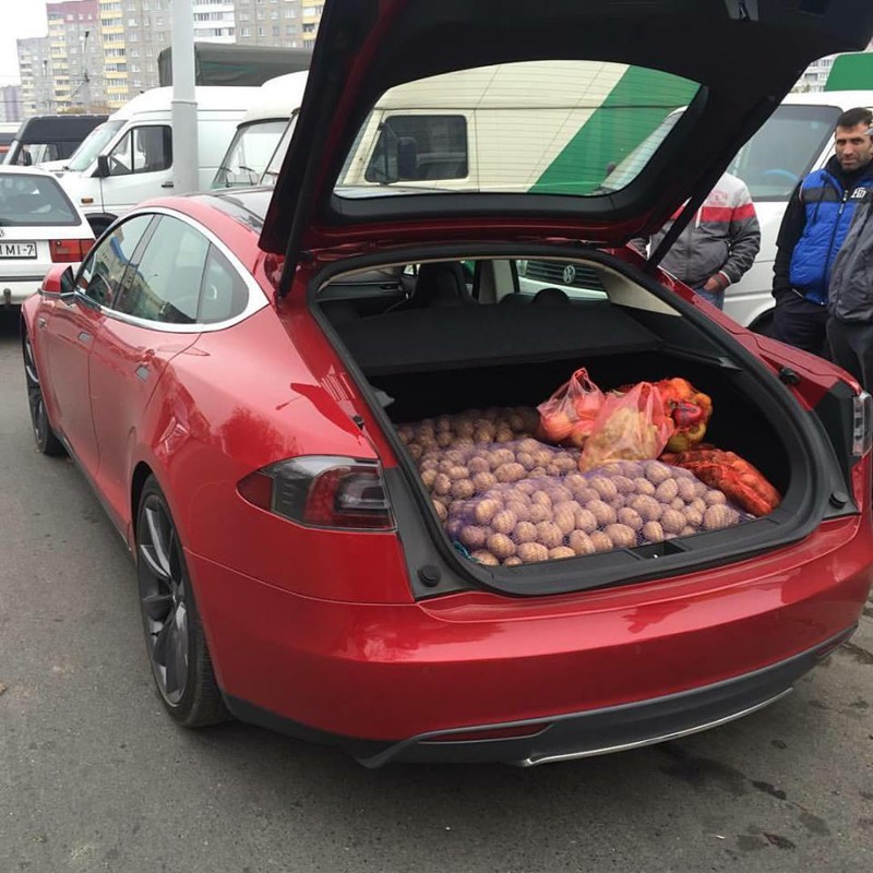 Не важно сколько километров проезжает твоя Tesla, главное – сколько мешков картошки в неё поместится.
