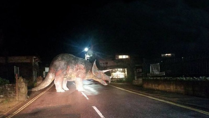 Вандалы украли скульптуру динозавра из тематического парка, и оставили ее на дороге