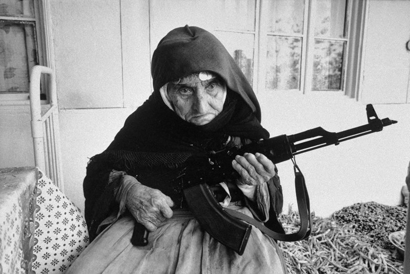 106-летняя армянка охраняет дом в 1990 году.
