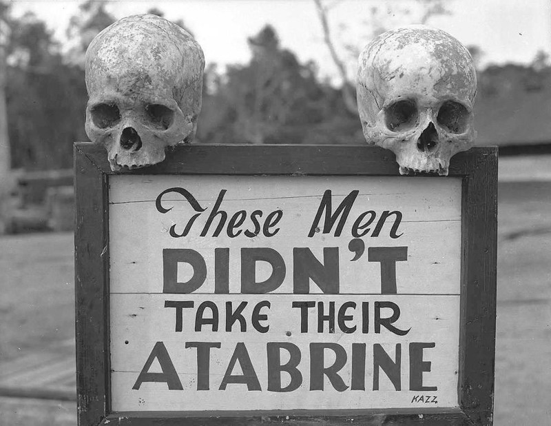 Реклама атебрина – лекарства против малярии – в Папуа – Новая Гвинея во время Второй мировой войны. Надпись на знаке: «Эти парни не приняли свой атебрин».