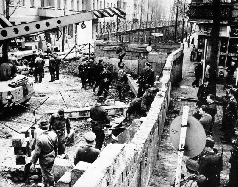 Строительство Берлинской стены, 1961 год.