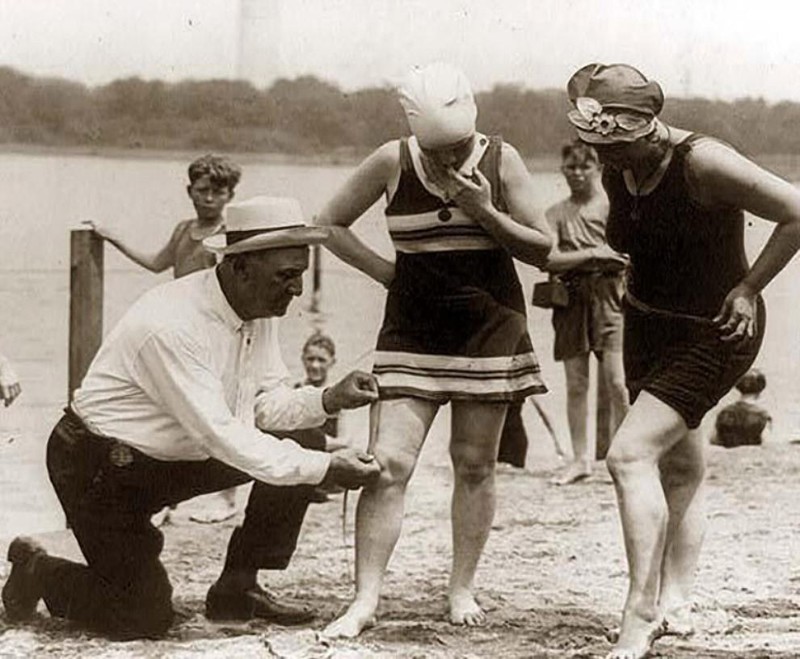 Измерение длины купальника – если он слишком короткий, женщину оштрафуют, 1920-ые.