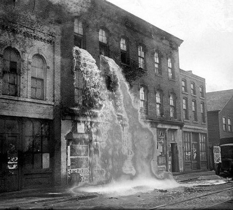 Выливают незаконный алкоголь во время Сухого закона в Детройте, 1929 год.