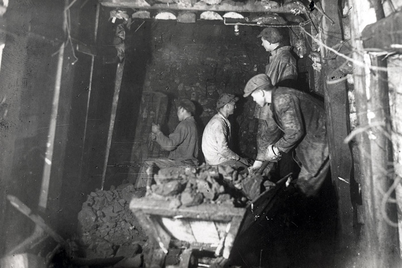 В деревянные бункеры вручную разгружали вагонетки с грунтом, поднятые из шахт. Все операции в шахтах - разработка, погрузка и размельчение породы, откатка вагонеток - также производились вручную. 