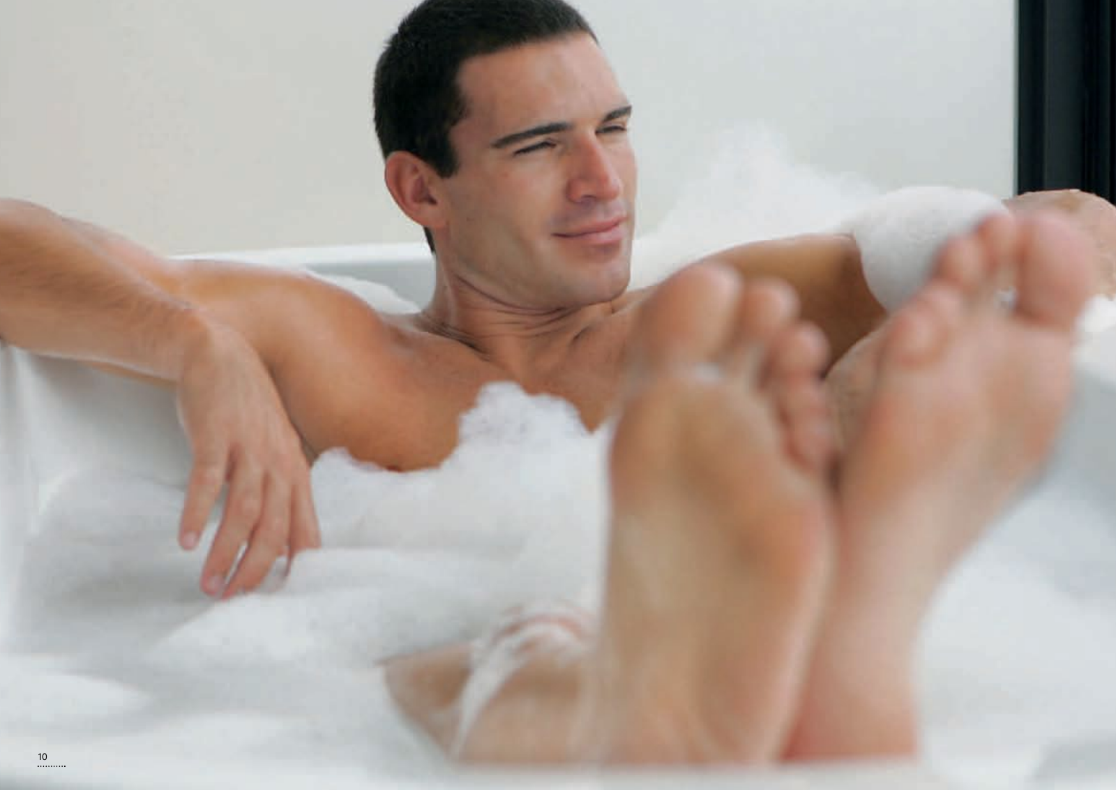 Мужские ноги в ванне. Мужчина в ванной. Парень в ванне.