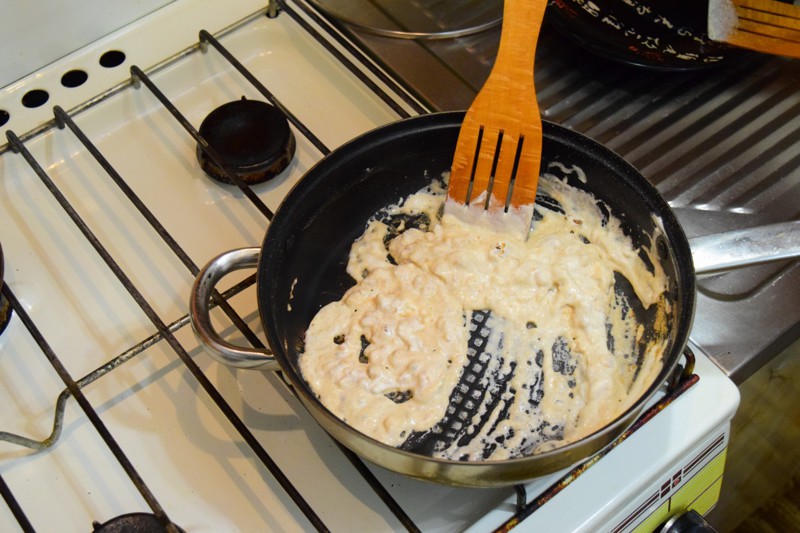 На горячей сухой сковороде нагреваем(румяним) муку. (3-5 минут на среднем огне)  и добавляем сметану, и тщательно размешиваем до однородной массы.