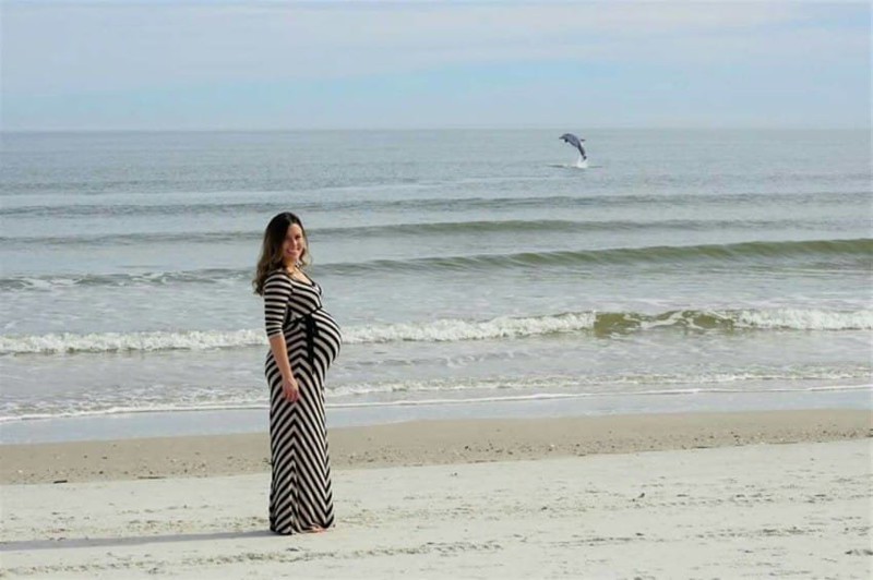  Снимок беременной жены “испортило” одно милое создание