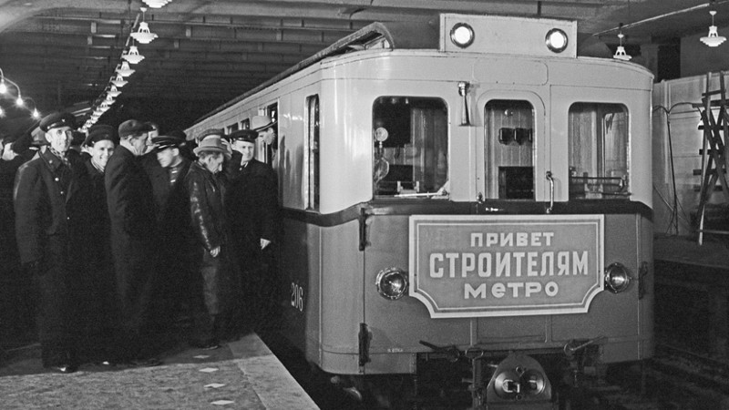 20 марта 1937 года введён в действие участок второй очереди от станции «Смоленская» до станции «Киевская» протяженностью 1,4 км, 