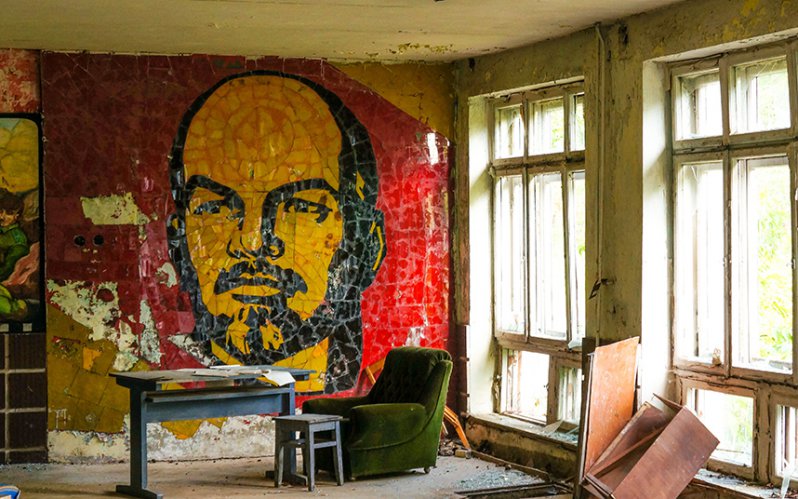 Портрет Ленина в заброшенном здании 