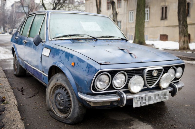 Сегодня речь пойдет о знойной "итальянке" — Alfa Romeo Alfetta ранних выпусков, которая уже несколько лет стоит без движения в одном из районов Одессы.