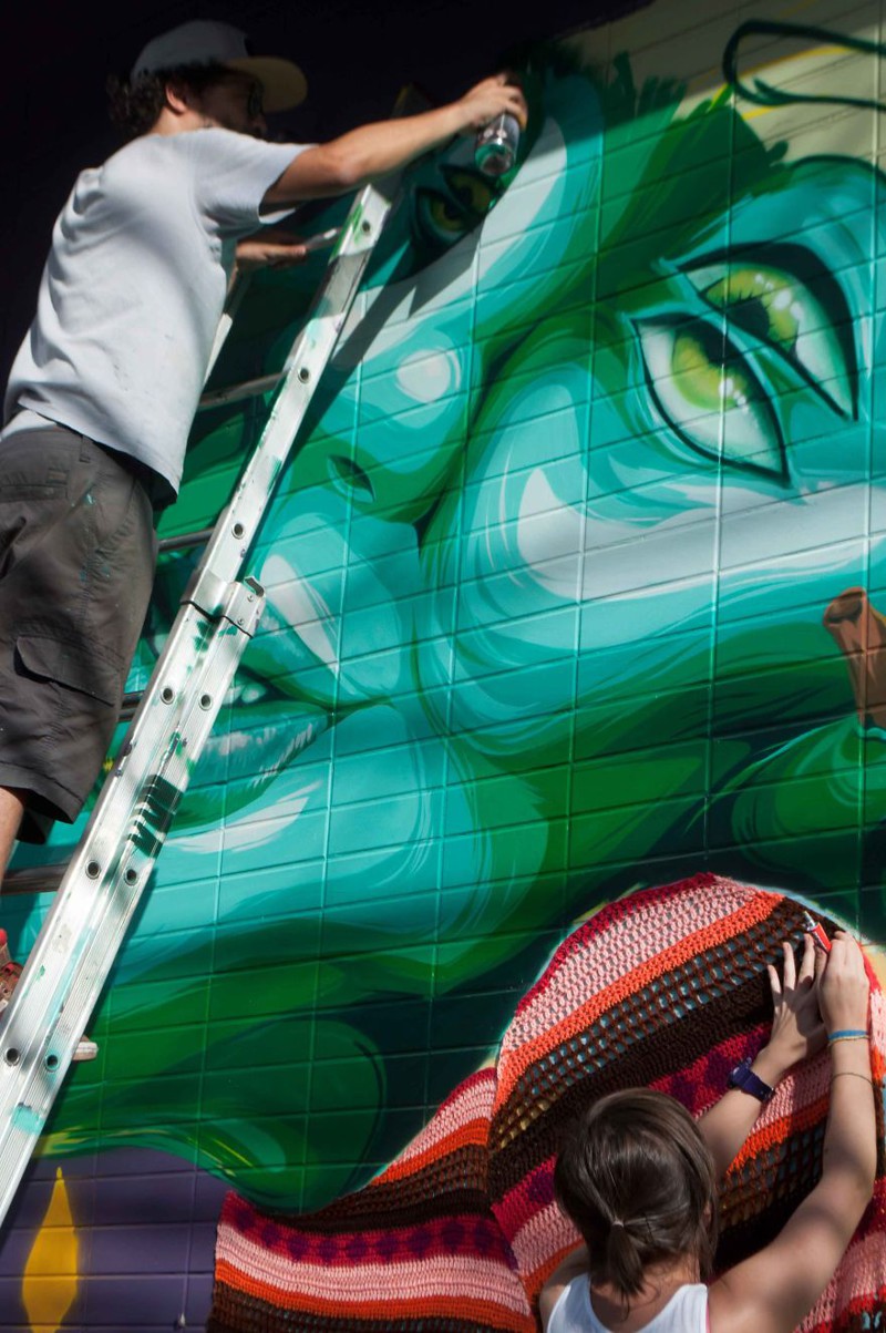 Граффити и вязание: девушка совмещает несовместимое, украшая пряжей улицы Сан-Паулу