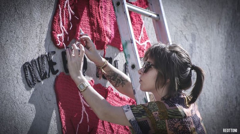 Граффити и вязание: девушка совмещает несовместимое, украшая пряжей улицы Сан-Паулу