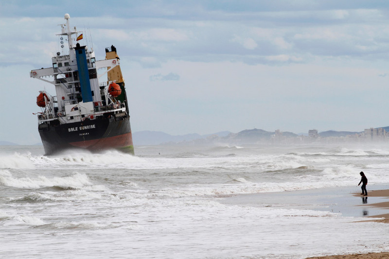 4. Еще один сухогруз на мели у берегов Валенсии, 29 сентября 2012. (Фото Heino Kalis/Reuters):