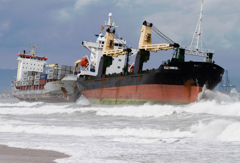 7. Двойная посадка на мель. Два морских грузовика у берегов Валенсии, 29 сентября 2012. (Фото Heino Kalis | Reuters):