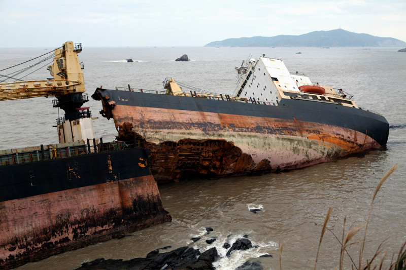 12. Доездился. Иранский контейнеровоз на мели у берегов Китая, 3 ноября 2009. (Фото Reuters | China Daily):