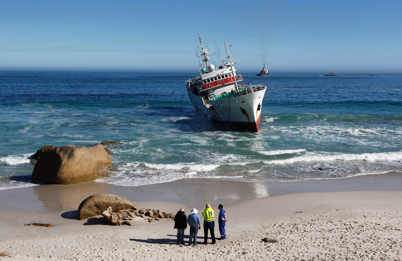 18. Промысловое судно, севшее на мель на одном из пляжей Кейптауна, 15 мая 2012. (Фото Mike Hutchings | Reuters):