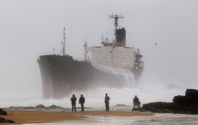 20. Севшее на мель судно к северу от Дурбана, Южная Африка, 26 июля 2011. (Фото Rogan Ward | Reuters):