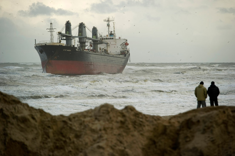 23. Филиппинское грузовое судно село на мель у голландского побережья, 20 января 2012. (Фото Robin van Lonkhuijsen | Reuters):
