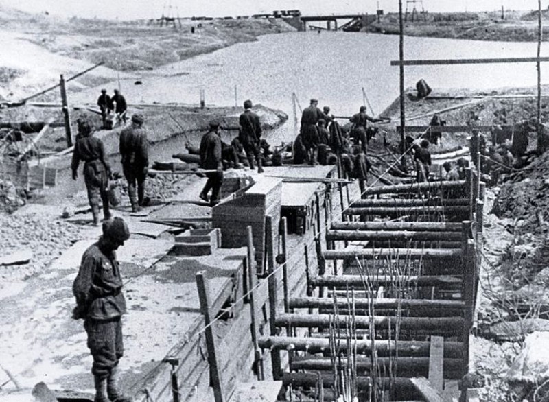 Бойцы 271-го полка 10-й дивизии НКВД СССР на строительстве КП на реке Царица