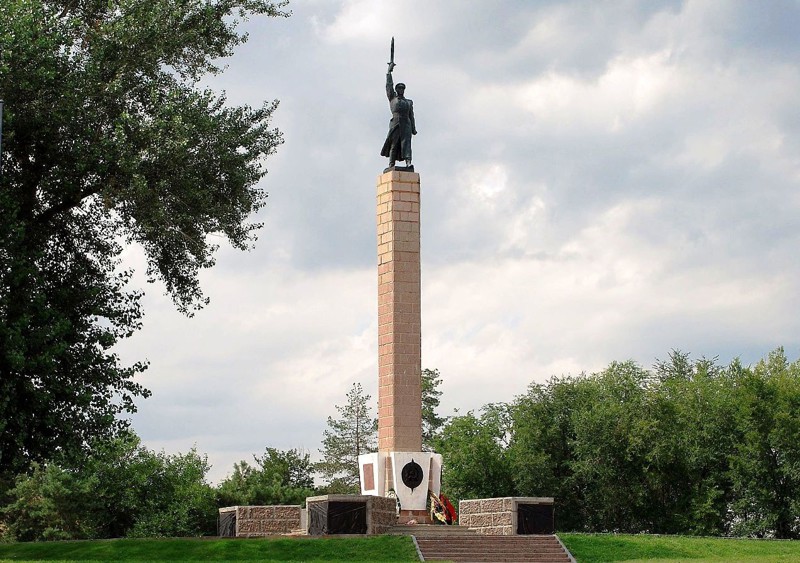 Памятник чекистам на правом берегу реки Царица в Волгограде