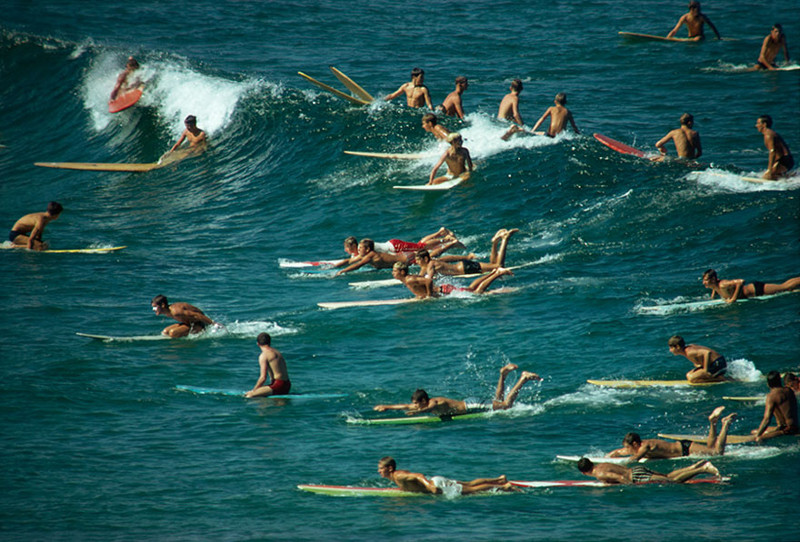 74. Многочисленные серферы захватили волны на пляже Бонди. Австралия, 1963