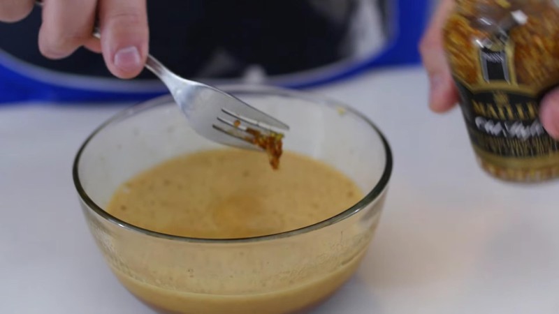 Во взбитую смесь мёда с соевым соусом кладём горчицу