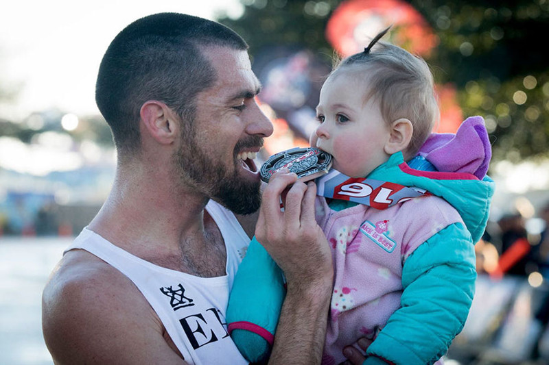  Папа выиграл марафон, везя впереди коляску с дочкой: отличный пример для подражания! 