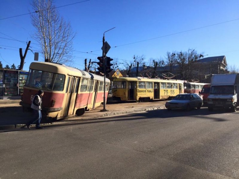 Трамвай сошел с рельсов и сбил пешехода 