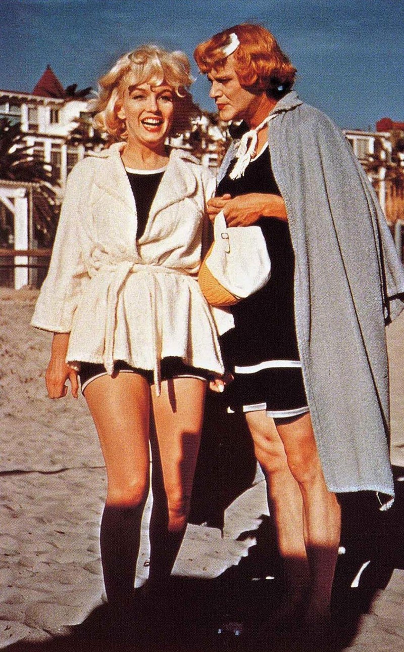 Мэрилин Монро и Джек Леммон на съемках фильма "В джазе только девушки"