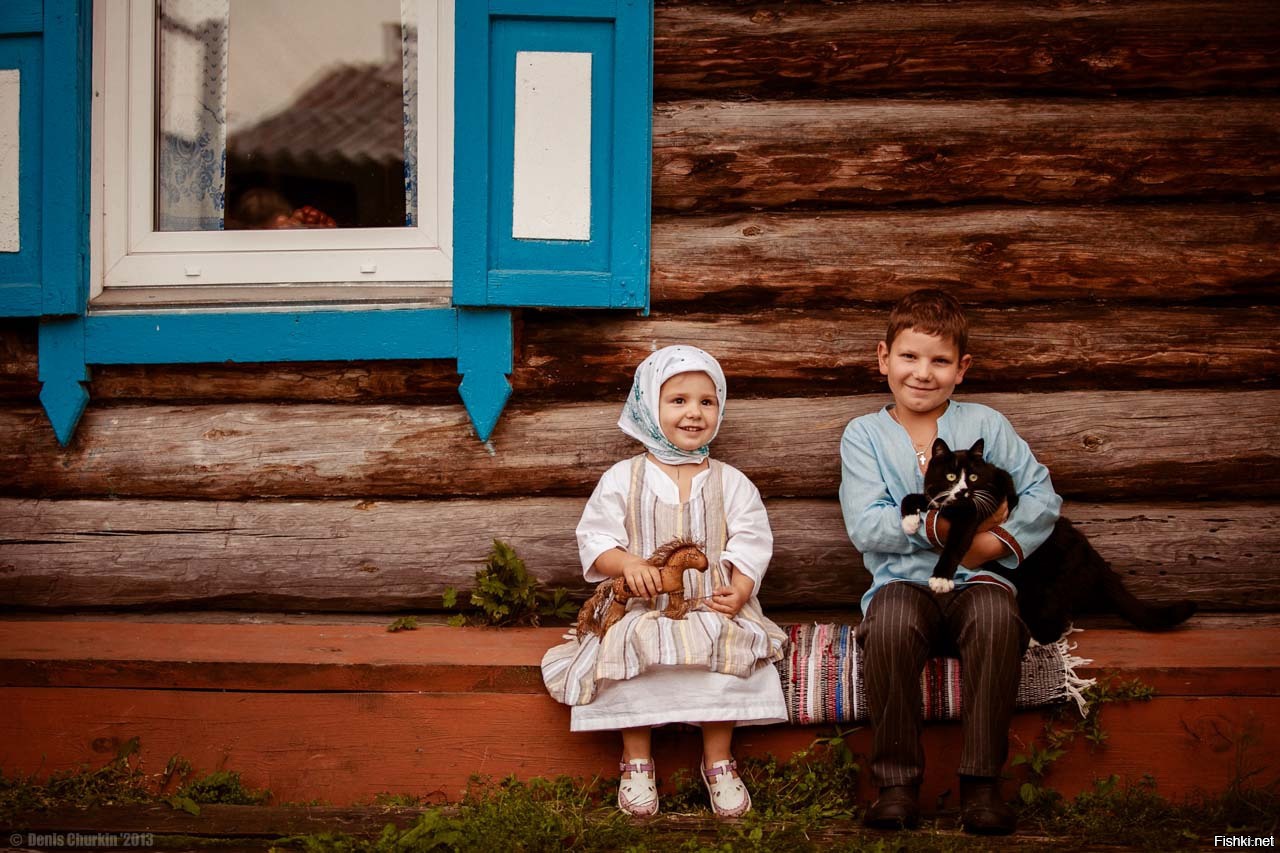 Как живет русская женщина. Фотосессия в деревенском доме. Счастливая семья в деревне. Фотосессия в деревенском доме дети. Деревенская семья.