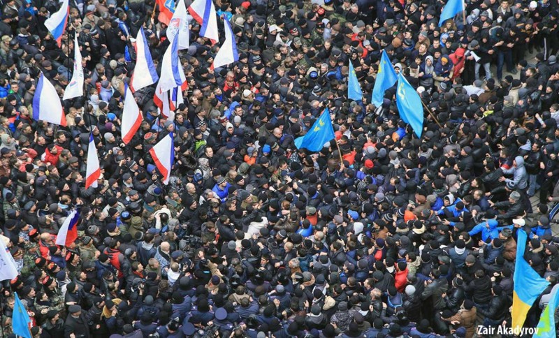 26 февраля 2014 года, когда около «Верховной Рады Крыма» началась давка , Решался вопрос о проведении референдума,  у радикалов в Киеве  остались главные друзья  в Крыму это Меджелис ,