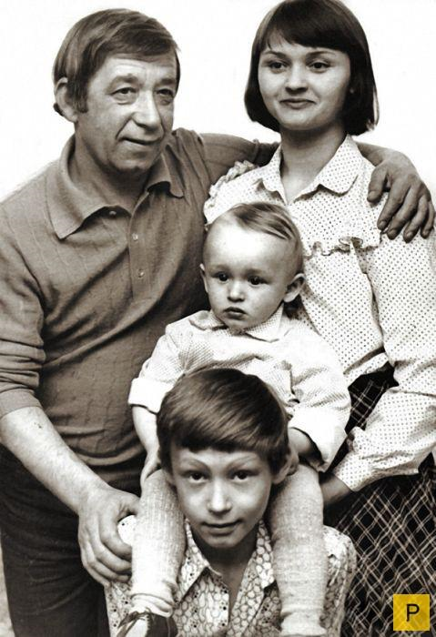 Борислав и Екатерина Брондуковы с сыновьями Костей и Богданом, 1980 год