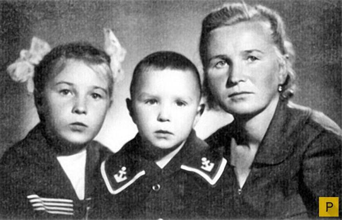 Гарик Сукачев с мамой и сестрой