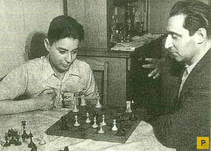 Отец и сын Смеховы играют в шахматы, 1953 год