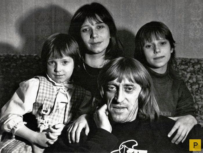Виктор Авилов с женой Галиной и дочерьми Олей и Аней