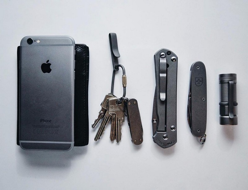 4. Ключи, смартфон, ножики — ключевые элементы каждого второго набора. 