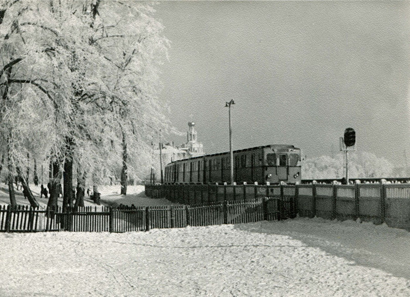 Линия ведёт своё начало от участка мелкого заложения первой очереди «Улица Коминтерна» — «Смоленская», построенного в 1935 году и спустя два года продлённого до станции «Киевская». 