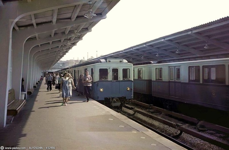 Участок входил в состав Кировско-Фрунзенской линии,  где действовало вилочное движение от станции «Охотный ряд». В 1938 году участок вошёл в состав новой Арбатско-Покровской линии.