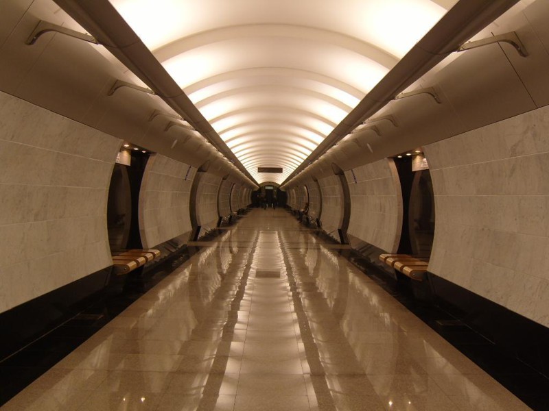 В 2006 году 30 августа,была открыта следующая за «Деловым центром» станция — «Международная», глубина заложения 25 метров.	