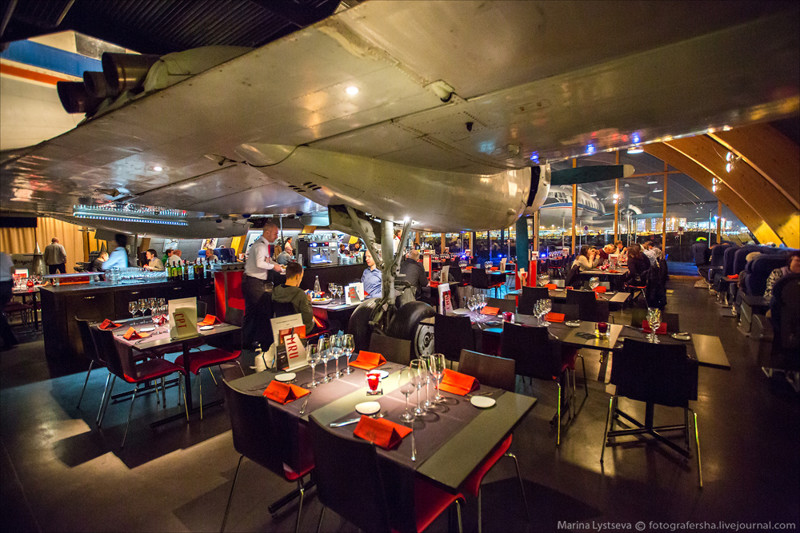 Ресторан с самолетом Ил-14 в Швейцарии