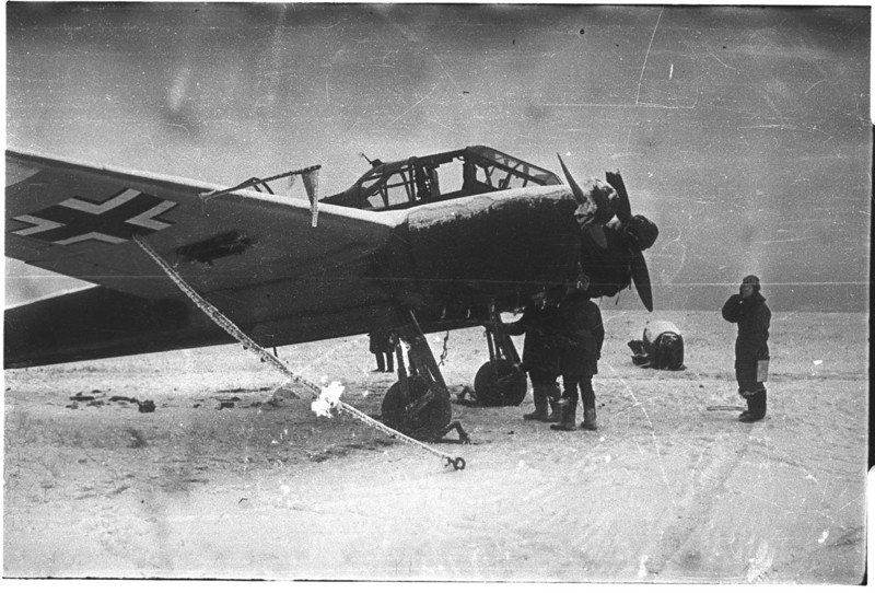 Бойцы собирают груз, отправленный Гитлером, осажденным в крепости "Сталинград" немцам. Самолет Юнкерс-52