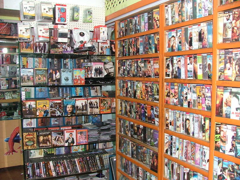 Многие люди в 2006-м всё ещё ходили за фильмами в DVD-прокаты.