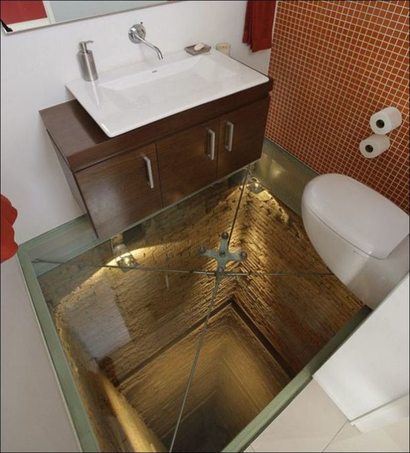 11. Мексика, туалет с прозрачным полом в старой шахте лифта.