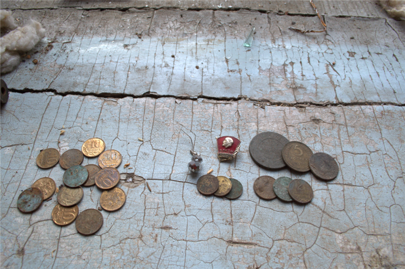 Найдите старое 2. Монеты в заброшенных домах. Клады найденные в старых домах. Находки с чердаков старинных домов. Клад в доме.