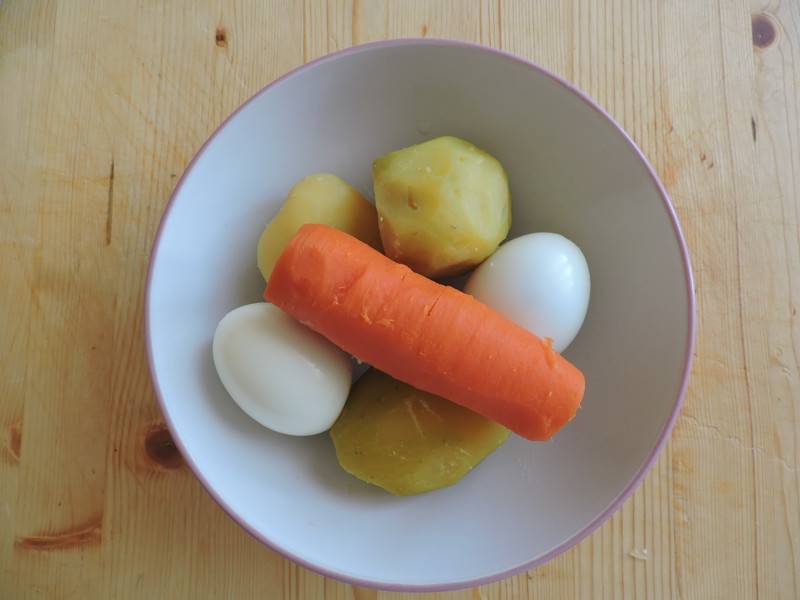 Картошку, морковь и яйца отварить. Остудить и почистить.