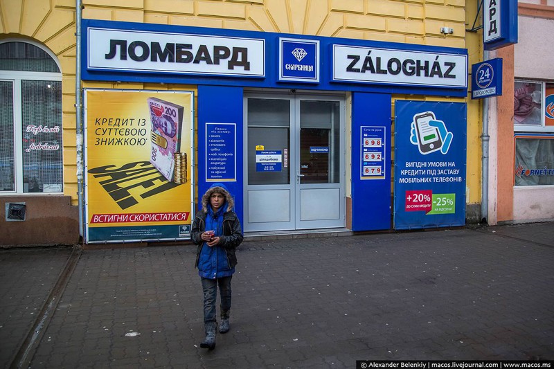 4 Хотя в чём-то “другая страна” уже здесь. Очень много дублированных вывесок в магазинах и в названиях улиц.