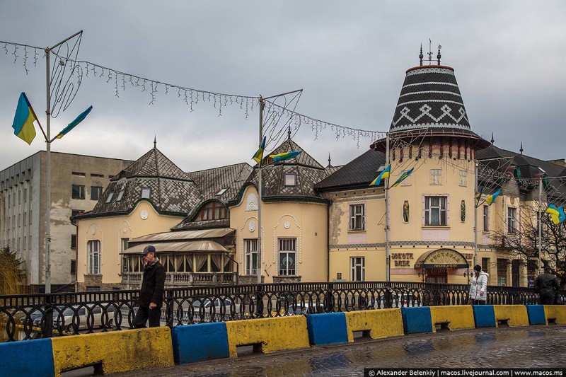 14 Центр города особенно усердно раскрашен в украинские цвета, чтобы совсем не забыли, где находятся.