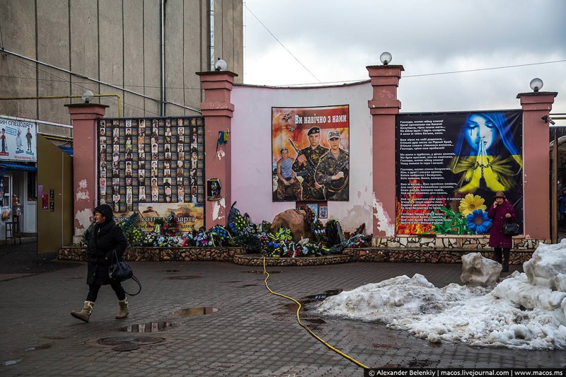 15 Возле рынка мемориал небесной сотне. Так почти в каждом городе страны.